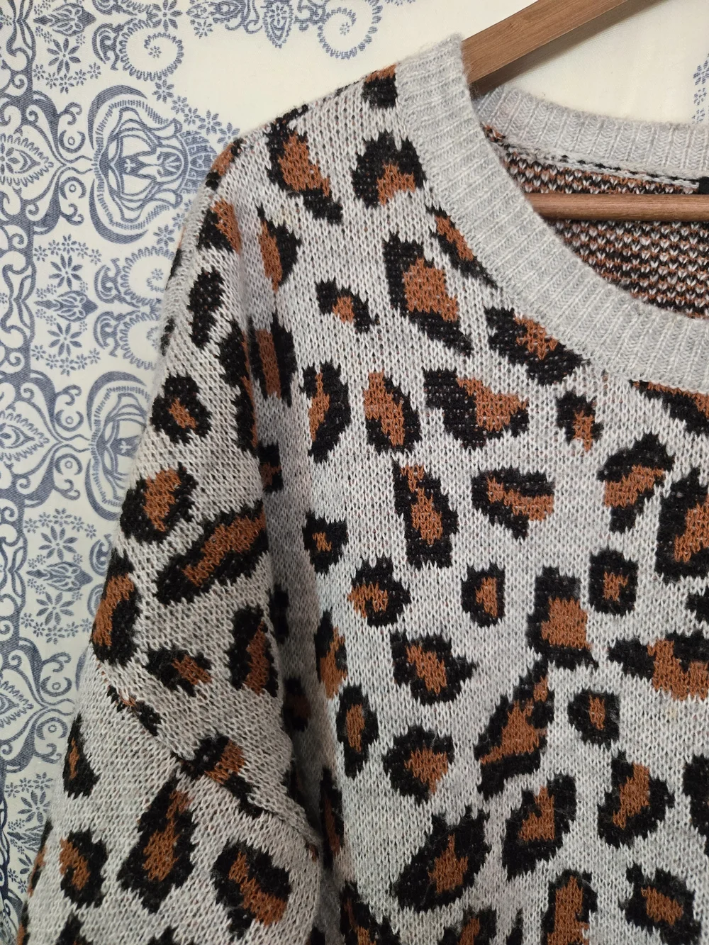 4/$15 Animal Print Y2k Signature Studio Gray Leopard Print Fuzzy Sweater XL